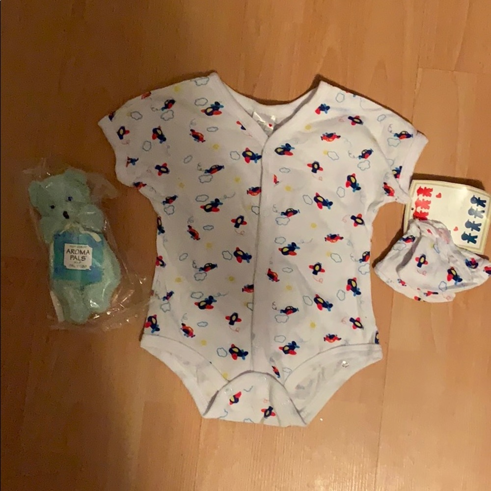 Tiny Tots bundle onesie set and an aroma buddy Nwt